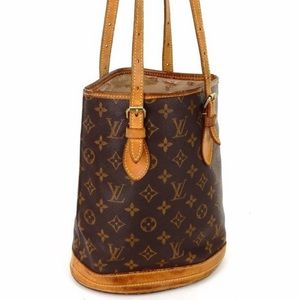 Brown Louis Vuitton Monogram
Petit bucket bag